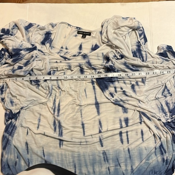 Lane Bryant-22/24-blue and white tie-dye flutter sleeve pull over top blouse - Picture 9 of 11